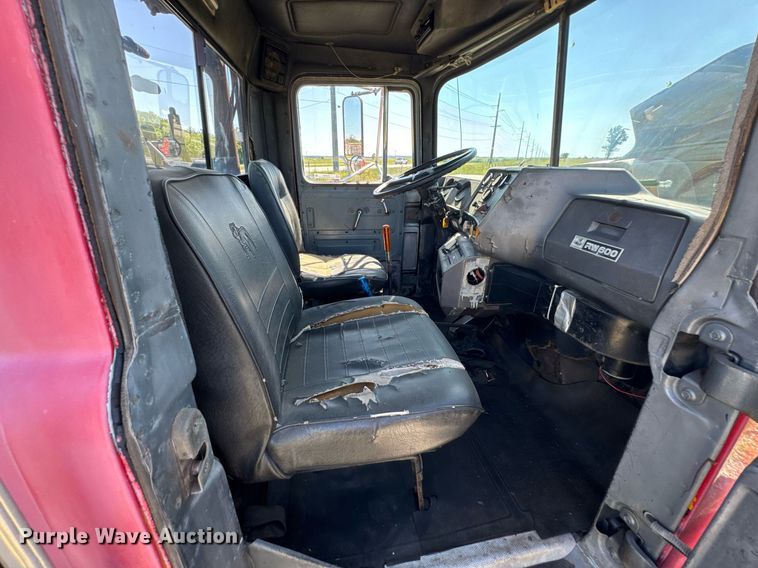 image for item DU9940 1976 Mack RW613 winch truck