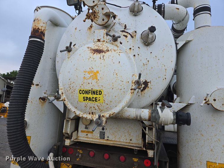 image for item DW7082 2009 Ford  F750 Super Duty XLT hydrovac truck