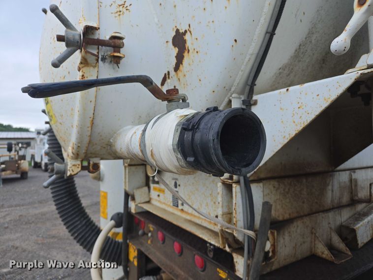 image for item DW7082 2009 Ford  F750 Super Duty XLT hydrovac truck