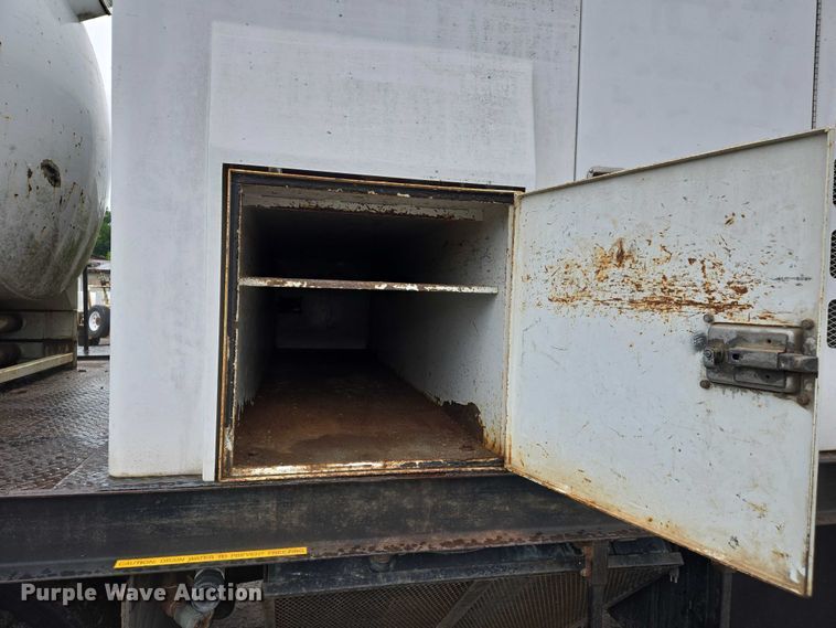 image for item DW7082 2009 Ford  F750 Super Duty XLT hydrovac truck