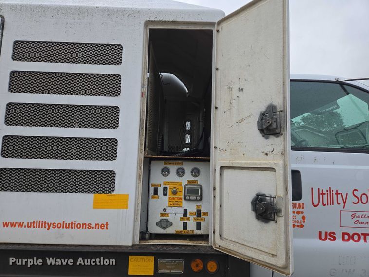 image for item DW7082 2009 Ford  F750 Super Duty XLT hydrovac truck