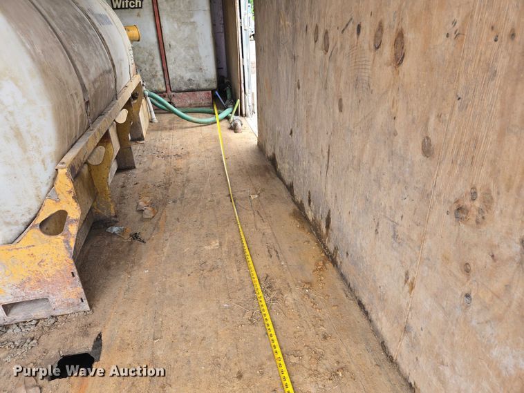 image for item DW7083 1993 International  4900  box truck