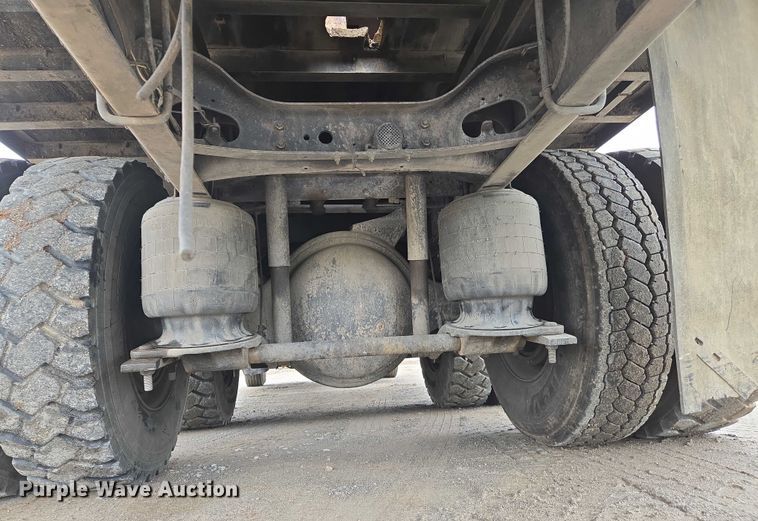 image for item DW7083 1993 International  4900  box truck