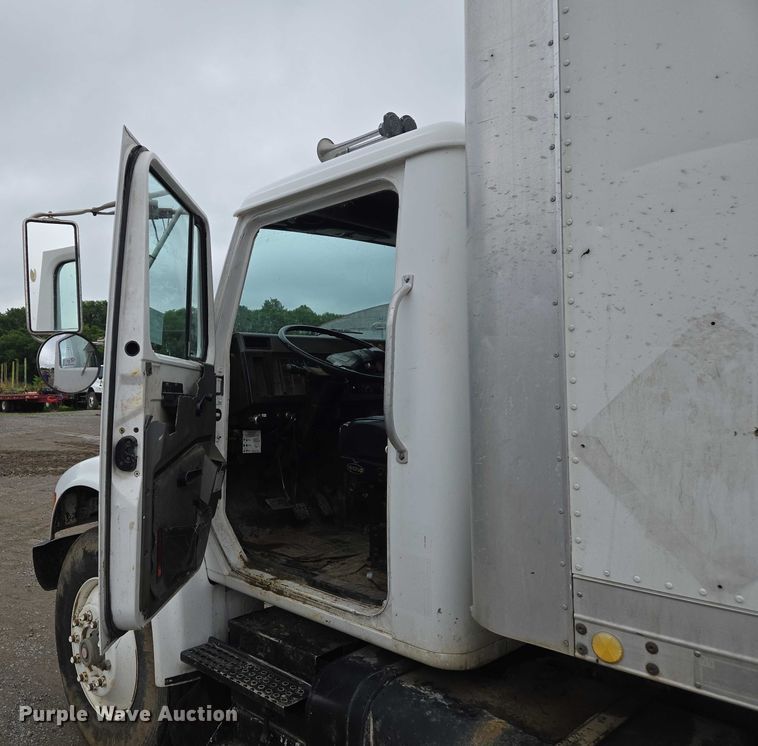 image for item DW7083 1993 International  4900  box truck