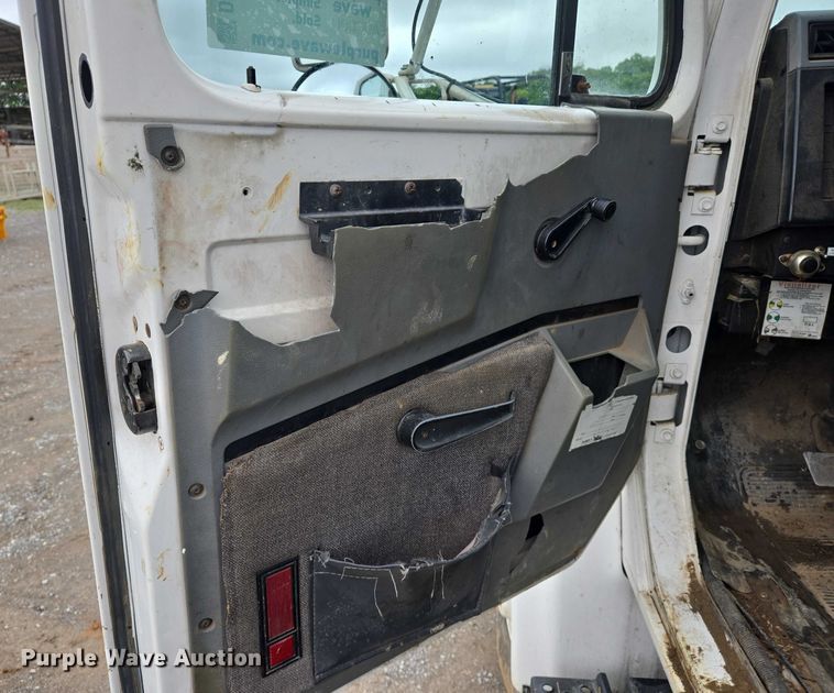 image for item DW7083 1993 International  4900  box truck