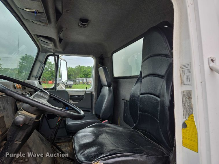 image for item DW7083 1993 International  4900  box truck