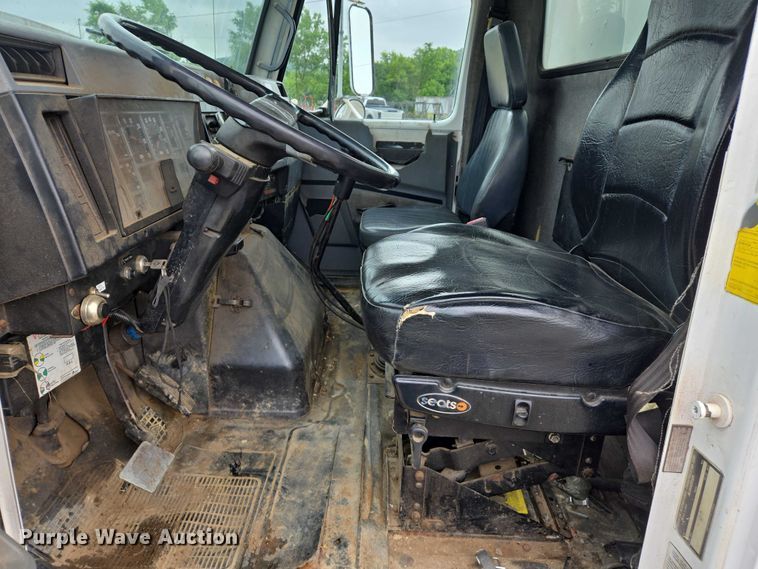 image for item DW7083 1993 International  4900  box truck