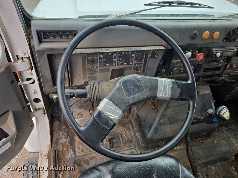 image for item DW7083 1993 International  4900  box truck