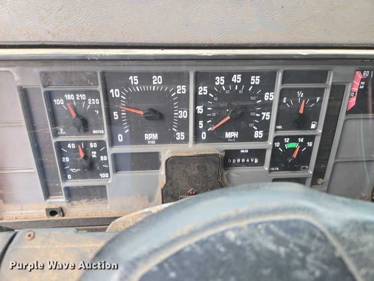 image for item DW7083 1993 International  4900  box truck