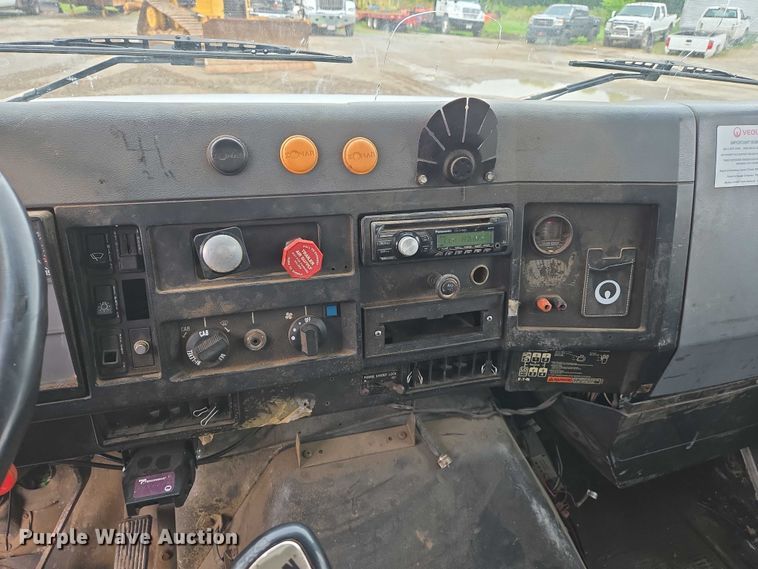 image for item DW7083 1993 International  4900  box truck