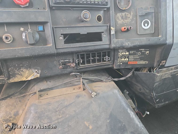 image for item DW7083 1993 International  4900  box truck