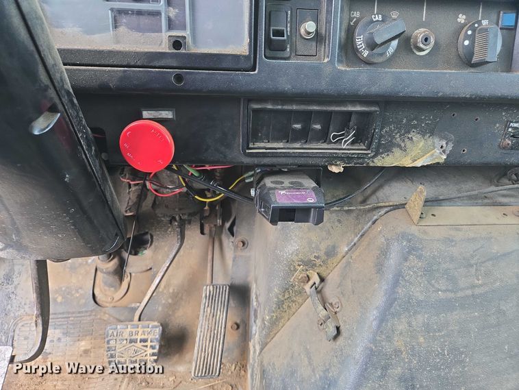 image for item DW7083 1993 International  4900  box truck