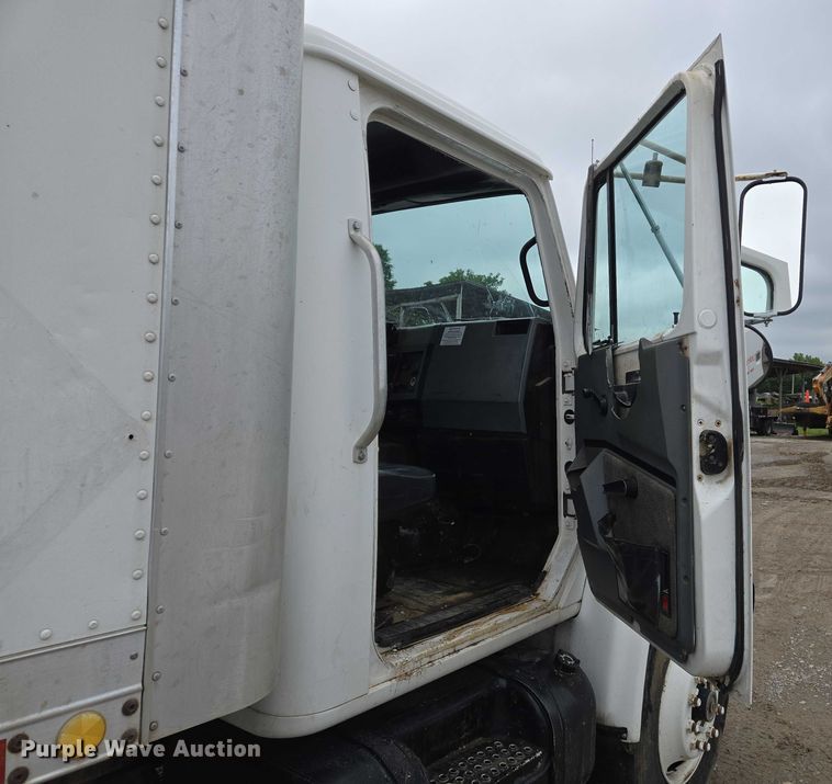 image for item DW7083 1993 International  4900  box truck