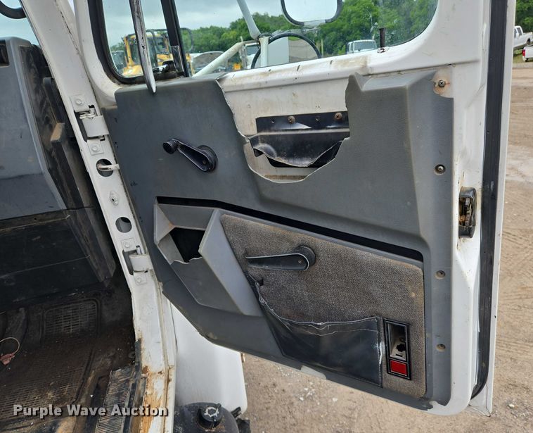 image for item DW7083 1993 International  4900  box truck