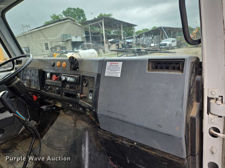 image for item DW7083 1993 International  4900  box truck