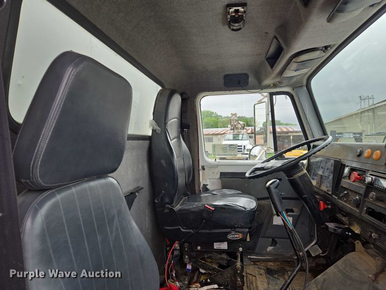 image for item DW7083 1993 International  4900  box truck