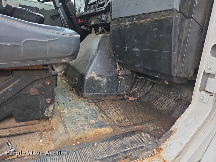 image for item DW7083 1993 International  4900  box truck