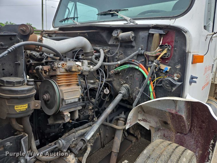 image for item DW7083 1993 International  4900  box truck