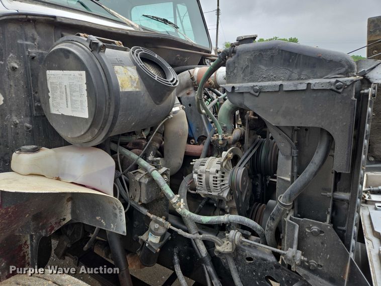 image for item DW7083 1993 International  4900  box truck