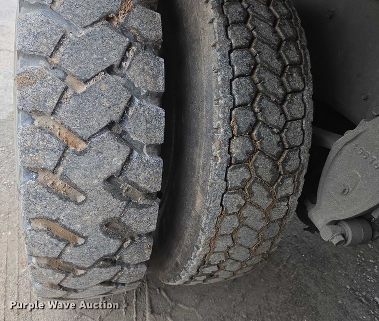 image for item DW7083 1993 International  4900  box truck