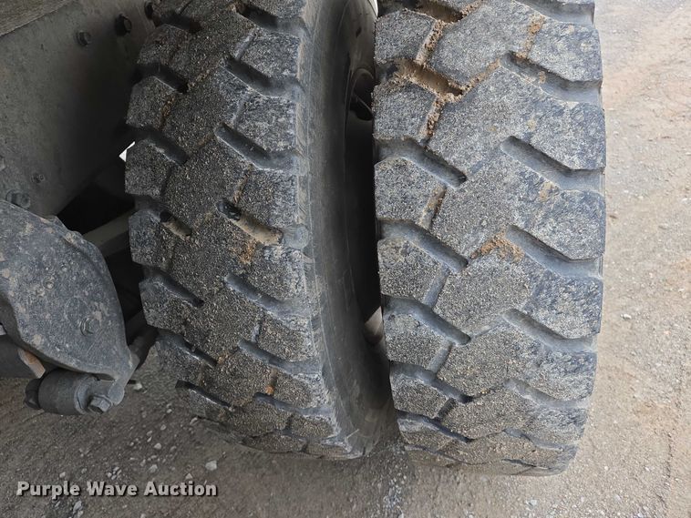 image for item DW7083 1993 International  4900  box truck