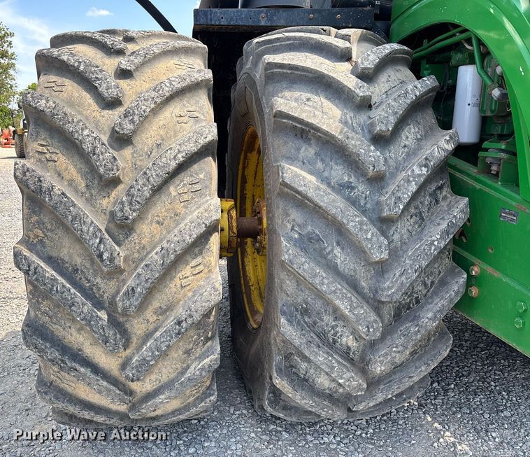 image for item DW7105 2013 John Deere 9560R Scraper Special 4WD tractor