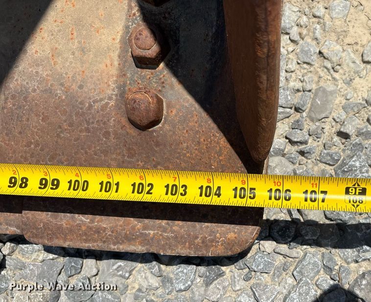 image for item DW7109 JRB 624J wheel loader bucket