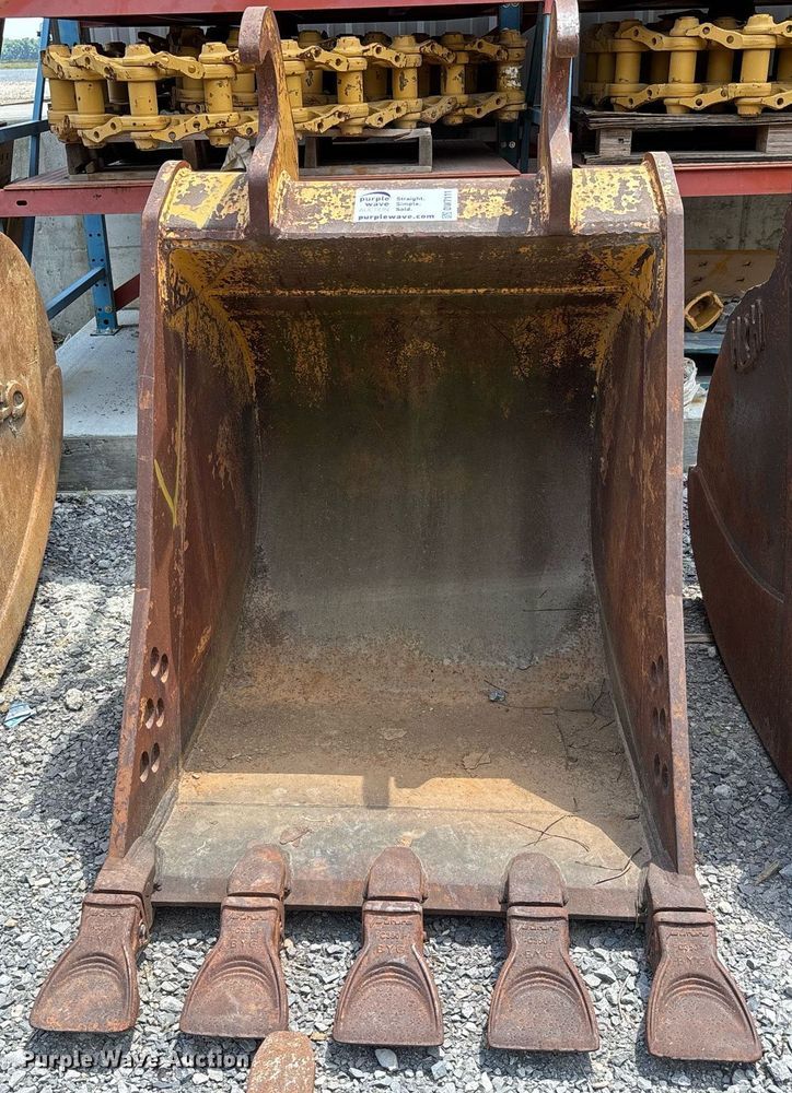 image for item DW7111 Brandt excavator bucket