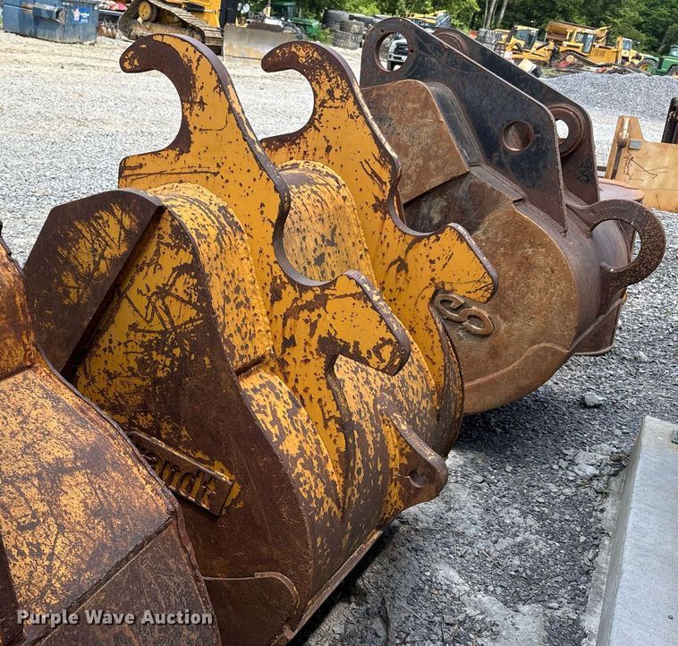 image for item DW7111 Brandt excavator bucket