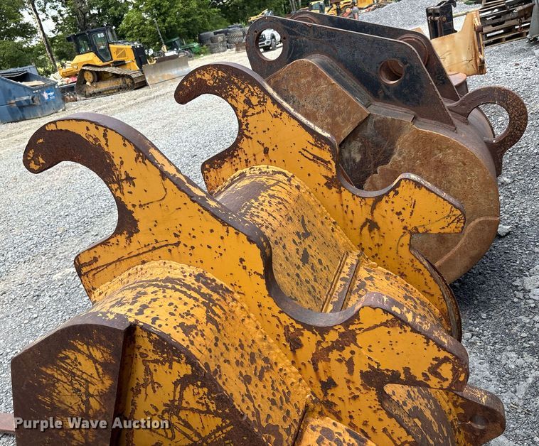 image for item DW7111 Brandt excavator bucket