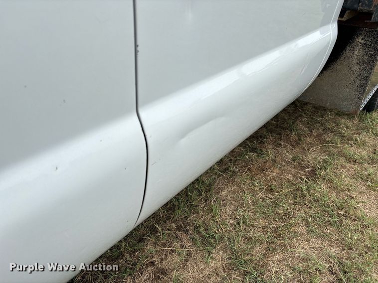 image for item DW7130 2012 Ford F350 Super Duty XL Crew Cab flatbed pickup truck