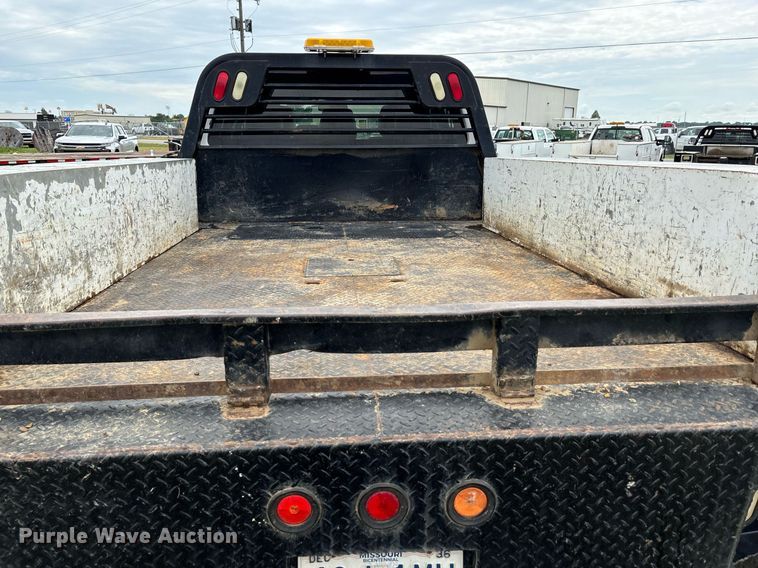 image for item DW7130 2012 Ford F350 Super Duty XL Crew Cab flatbed pickup truck