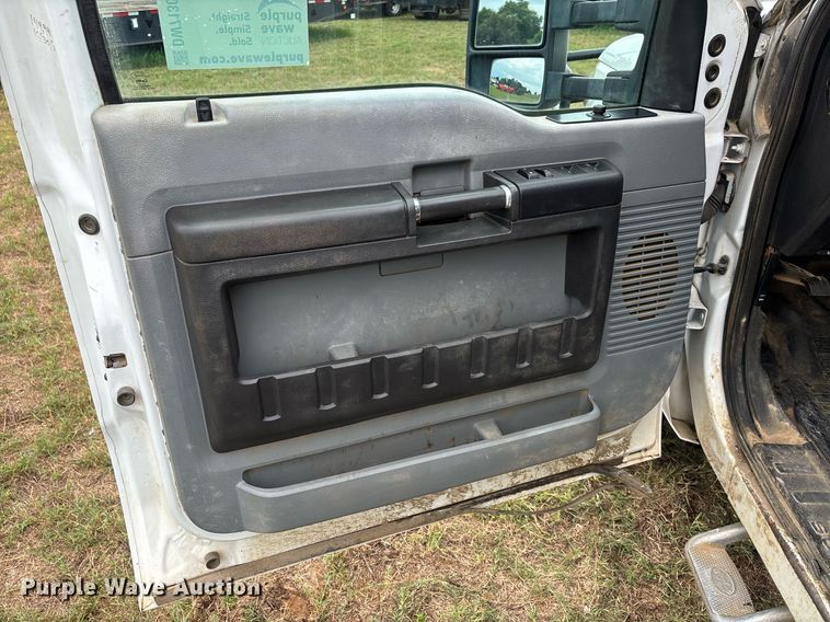 image for item DW7130 2012 Ford F350 Super Duty XL Crew Cab flatbed pickup truck