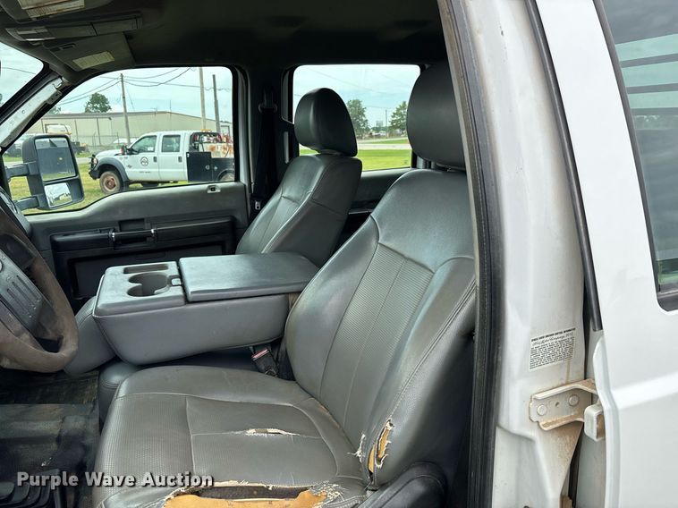 image for item DW7130 2012 Ford F350 Super Duty XL Crew Cab flatbed pickup truck