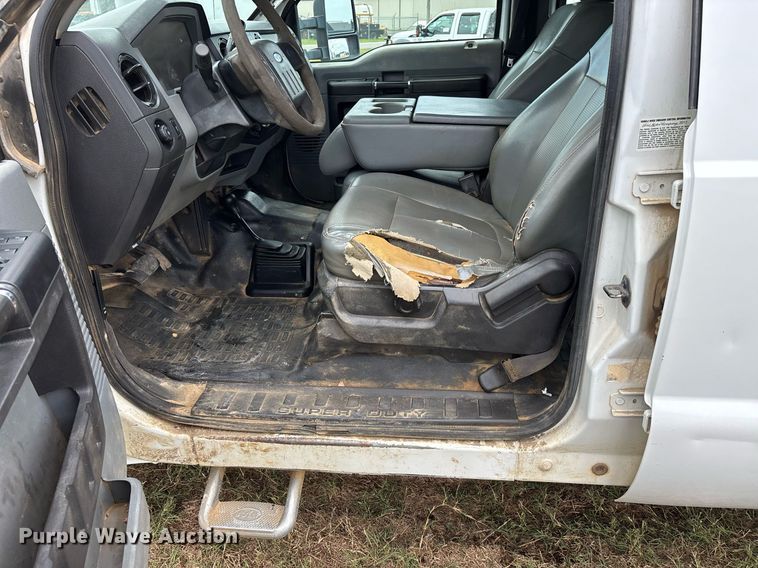 image for item DW7130 2012 Ford F350 Super Duty XL Crew Cab flatbed pickup truck