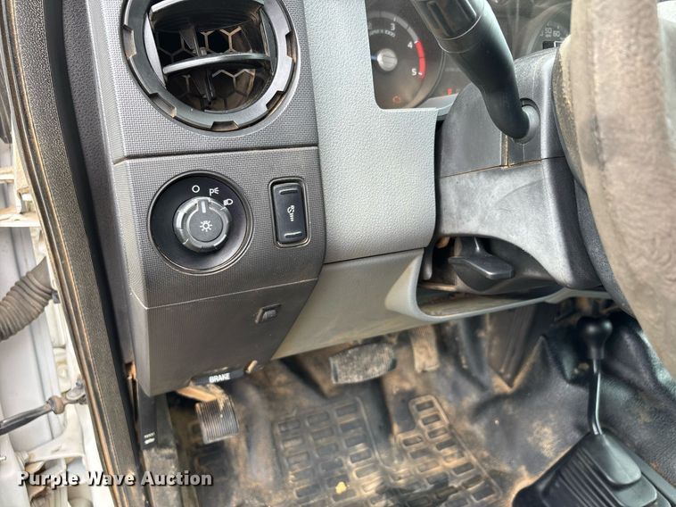 image for item DW7130 2012 Ford F350 Super Duty XL Crew Cab flatbed pickup truck