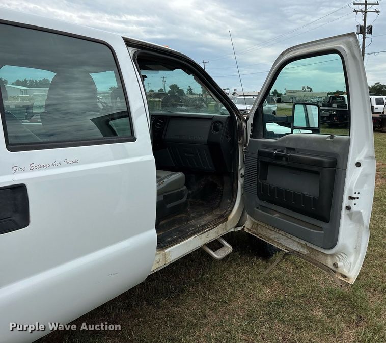 image for item DW7130 2012 Ford F350 Super Duty XL Crew Cab flatbed pickup truck