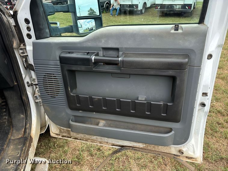 image for item DW7130 2012 Ford F350 Super Duty XL Crew Cab flatbed pickup truck