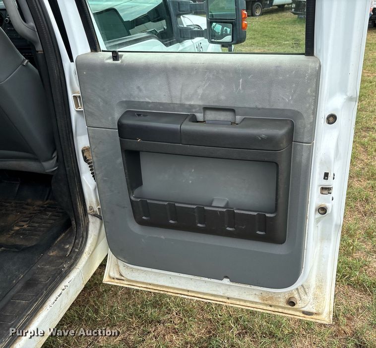 image for item DW7130 2012 Ford F350 Super Duty XL Crew Cab flatbed pickup truck