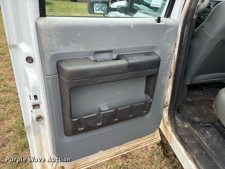 image for item DW7130 2012 Ford F350 Super Duty XL Crew Cab flatbed pickup truck