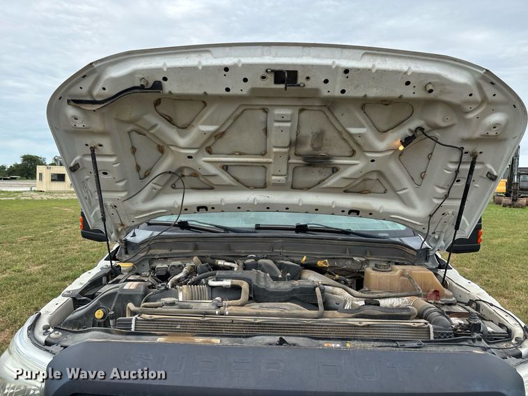 image for item DW7130 2012 Ford F350 Super Duty XL Crew Cab flatbed pickup truck