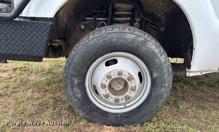 image for item DW7130 2012 Ford F350 Super Duty XL Crew Cab flatbed pickup truck