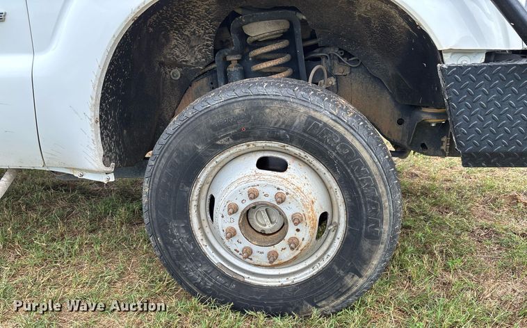 image for item DW7130 2012 Ford F350 Super Duty XL Crew Cab flatbed pickup truck