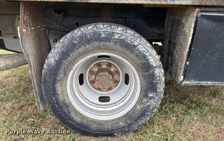 image for item DW7130 2012 Ford F350 Super Duty XL Crew Cab flatbed pickup truck