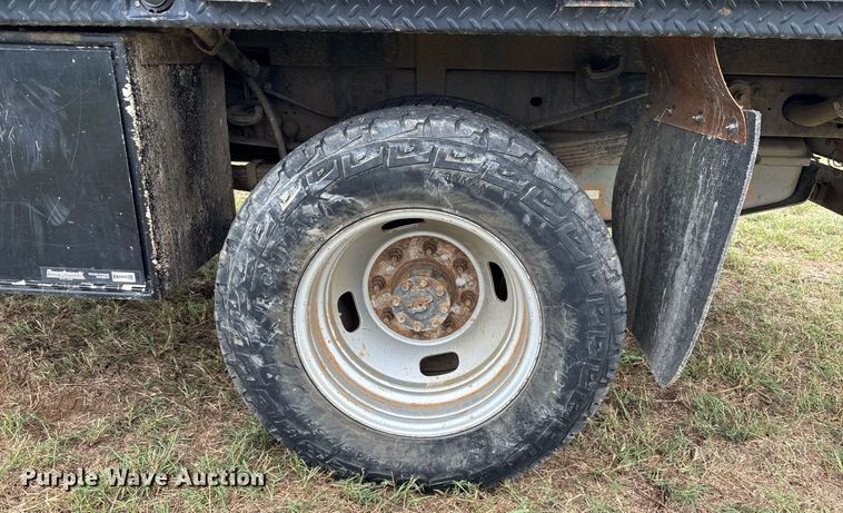 image for item DW7130 2012 Ford F350 Super Duty XL Crew Cab flatbed pickup truck