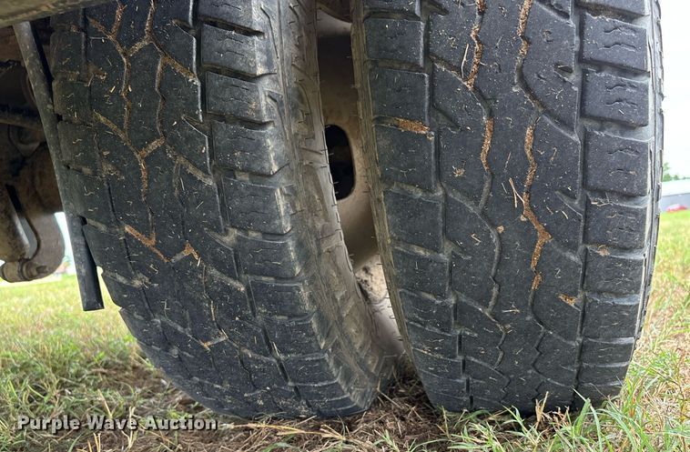 image for item DW7130 2012 Ford F350 Super Duty XL Crew Cab flatbed pickup truck