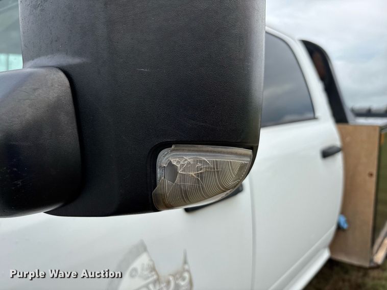 image for item DW7131 2016 Dodge Ram 3500 Crew Cab utility bed pickup truck