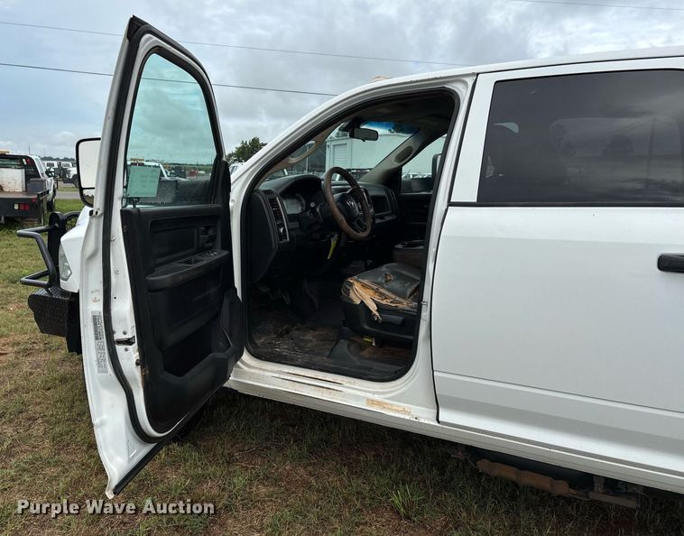 image for item DW7131 2016 Dodge Ram 3500 Crew Cab utility bed pickup truck