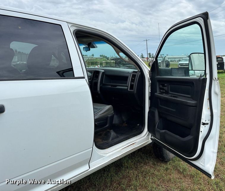 image for item DW7131 2016 Dodge Ram 3500 Crew Cab utility bed pickup truck