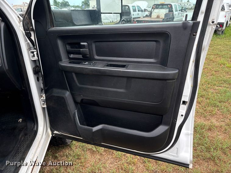 image for item DW7131 2016 Dodge Ram 3500 Crew Cab utility bed pickup truck